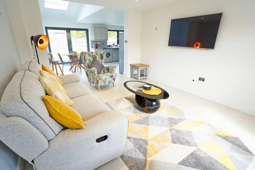 Home From Home - 4 Double Bed House With Parking スラウ エクステリア 写真