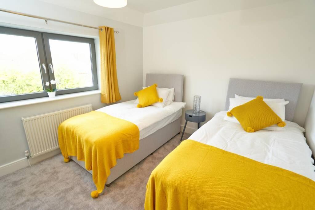 Home From Home - 4 Double Bed House With Parking スラウ エクステリア 写真